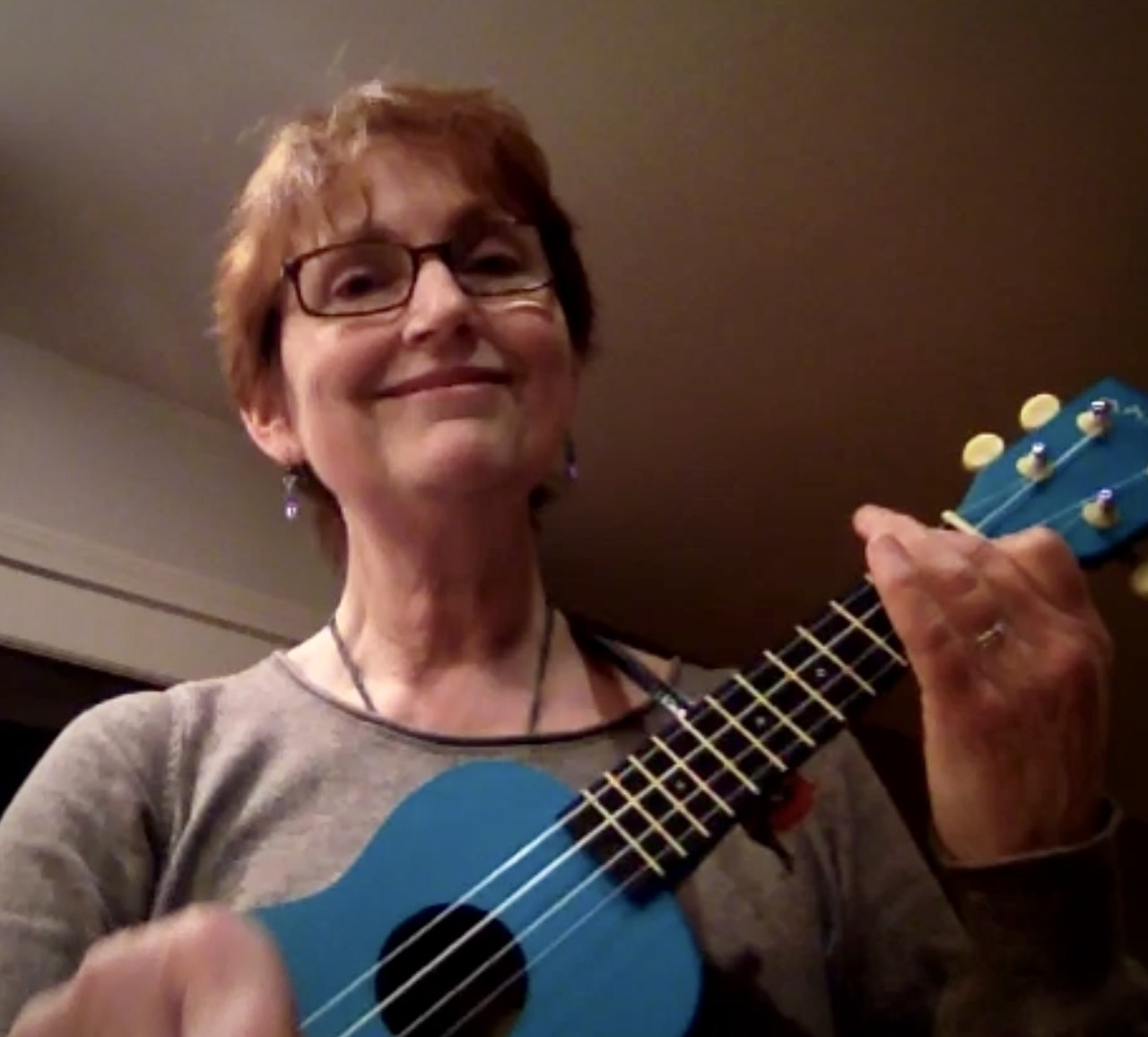 Bettina plays an ukulele