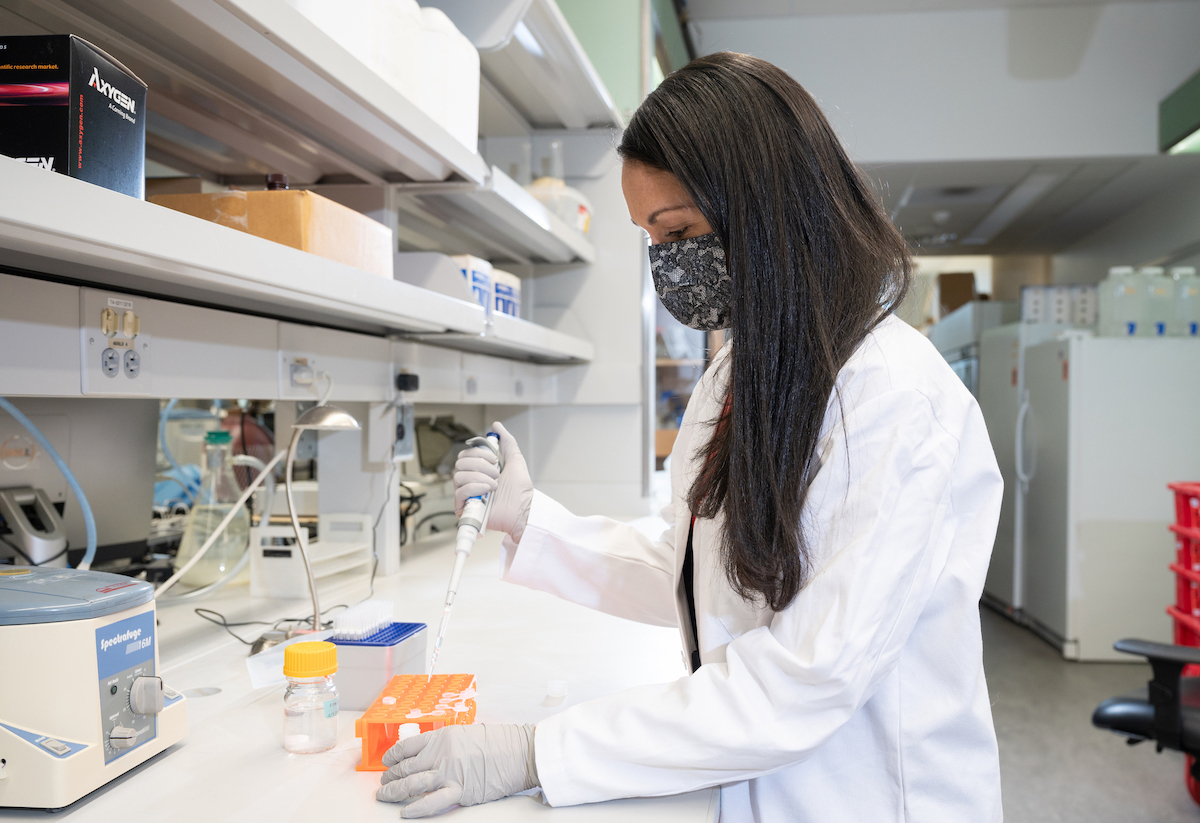 Reneta Pereira Alambert, PhD working in the lab